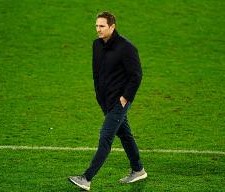 兰帕德本轮英冠终场哨响后被罚下，记者：他好像对裁判说了什么