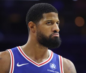 攻防建功！乔治底角三分命中 随后防守端完成抢断拿到球权