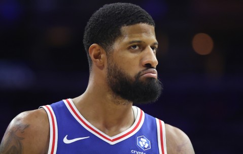 攻防建功！乔治底角三分命中 随后防守端完成抢断拿到球权