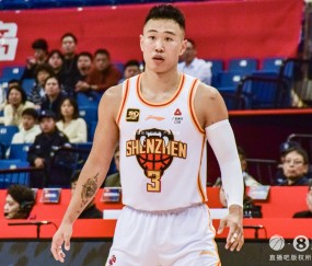 体育视频直播-双枪！贺希宁半场13中6砍14分 史密斯半场9中5砍18分&amp;第二节15分