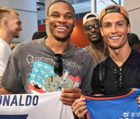 app下载-NBA球星体型有多离谱？奥尼尔喝水像喝口服液 姚明进泳池似灭霸|张伯伦|威尔特-张伯伦|沙奎尔-奥尼尔|马努特·波尔|沙奎尔·奥尼尔_新浪体育_新浪新闻